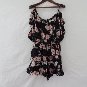 BP Floral Romper- cold shoulder strap/ spaghetti straps pockets‎ | XS